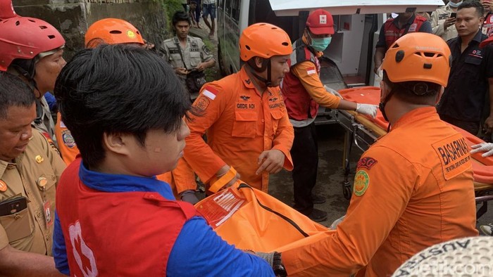 Proses evakuasi korban longsor di Ubung, Denpasar, Bali, Senin (20/1/2025).