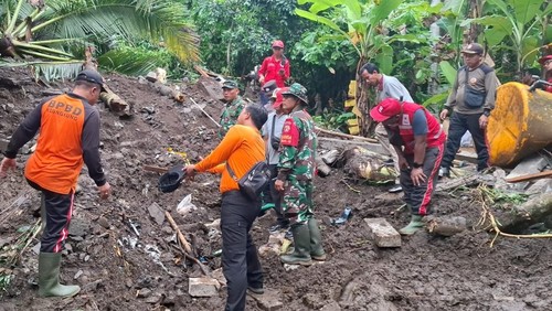 Proses pencarian korban tanah longsor di Desa Pikat, Kecamatan Dawan, Klungkung, Bali, Senin (20/1/2025)
