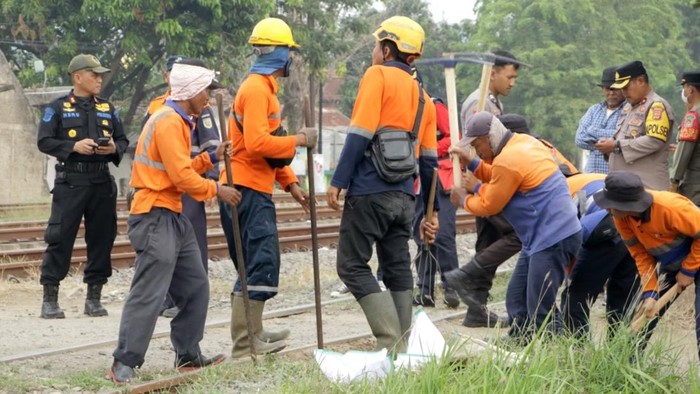 Proses penutupan perlintasan kereta sebidang ilegal oleh PT KAI Daop 2