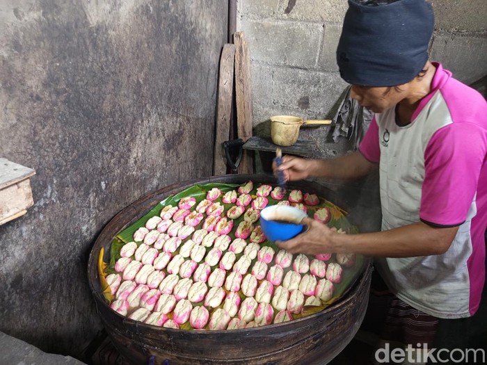Proses produksi kue moho di Dawung, Desa Banjarnegoro, Kecamatan Mertoyudan, Kabupaten Magelang, Minggu (19/1/2025).