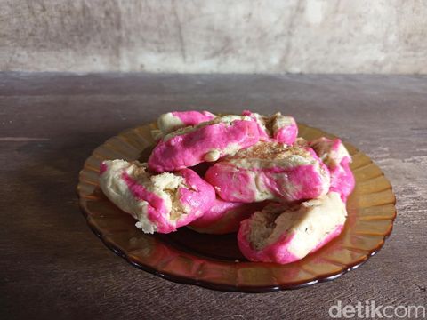 Proses produksi kue moho di Dawung, Desa Banjarnegoro, Kecamatan Mertoyudan, Kabupaten Magelang, Minggu (19/1/2025).