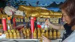 Prosesi Pencucian Patung Buddha Tidur di Vihara Bogor Jelang Imlek