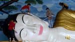 Prosesi Pencucian Patung Buddha Tidur di Vihara Bogor Jelang Imlek