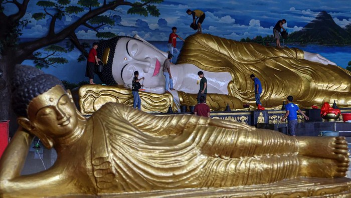 Prosesi Pencucian Patung Buddha Tidur di Vihara Bogor Jelang Imlek Sejumlah warga Tionghoa membersihkan Patung Buddha Tidur saat ritual pencucian di Vihara Buddha Dharma dan 8 Posat, Desa Tonjong, Tajurhalang, Kabupaten Bogor, Jawa Barat, Minggu (19/1/2025). Ritual pencucian patung Buddha sepanjang 18 meter dan tinggi lima meter serta patung dewa-dewi tersebut dilakukan dalam rangka menyambut perayaan Tahun Baru Imlek 2576. ANTARA FOTO/Yulius Satria Wijaya/foc.