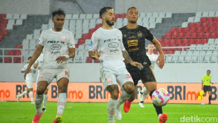 Bek Persis, Jordy Tutuarima coba menghadabg pergerakan pemain PSIS, Gustavo Souza.