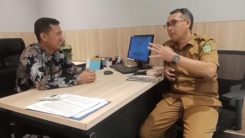 Ramang, nasabah yang kehilangan deposito Rp 100 juta, saat menemui Pimpinan Bank Mandiri Cabang Bima, Didik, pada Senin (20/1/2025). (Foto: Rafiin/detikBali)