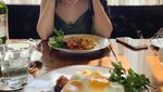 Cantiknya Ranty Maria saat Makan Malam Bareng Rayn Wijaya