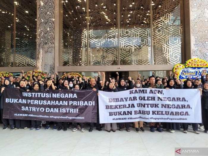 Ratusan pegawai Aparatur Sipil Negara (ASN) dari Direktorat Jenderal Pendidikan Tinggi (Ditjen Dikti) Kementerian Pendidikan Tinggi, Sains, dan Teknologi (Kemdiktisaintek) menggelar aksi damai di depan kantor Kemdiktisaintek, Jakarta, Senin (20/1/2025). ANTARA/Sean Filo Muhamad