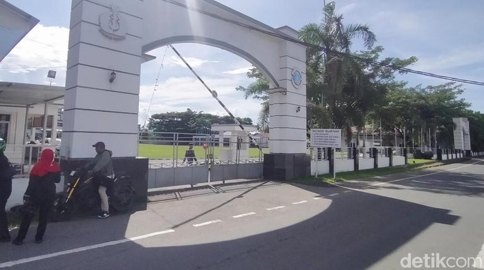 Rekonstruksi kasus pembunuhan Kesia Irena Yola Lestaluhu (20) oleh oknum anggota TNI AL berinisial A (23) di Lantamal XIV Sorong.