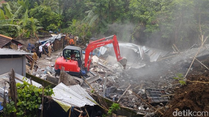 Satu alat berat dikerahkan ke lokasi longsor di Ubung Kaja, Denpasar, Bali, Senin (20/1/2025).
