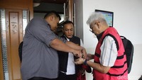 Petugas melepas borgol Bambang Gatot Ariyono sebelum memasuki ruang sidang Pengadilan Tipikor Jakarta, Senin (20/1/2025).