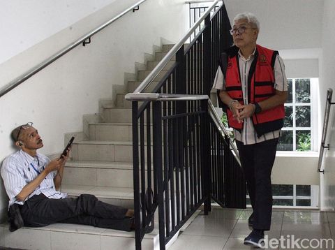 Mantan Dirjen Mineral dan Batubara (Minerba) Kementerian ESDM Bambang Gatot Ariyono (berkacamata), mantan Direktur Operasional PT Timah Tbk Alwin Albar (baju putih) dan eks Plt Kadis ESDM Provinsi Bangka Belitung Supianto (baju batik) mengikuti sidang lanjutan di Pengadilan Tipikor Jakarta, Senin (20/1/2025). Sidang beragendakan mendengar keterangan saksi. Ketiga terdakwa didakwa terlibat kasus dugaan korupsi pengelolaan timah di Bangka Belitung yang melibatkan terpidana Harvey Moeis dan Helena Lim.