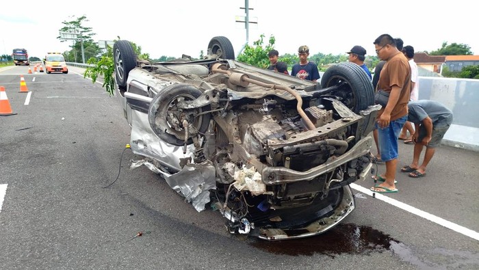 Sigra terbalik di Tol Jombang-Mojokerto gegara sopir mengantuk