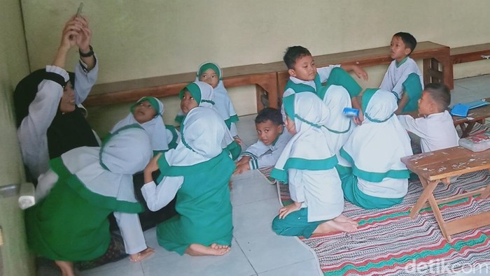 Siswa TK RA Harapan Bangsa, Plosowangi, Klaten, mengungsi setelah bangunan TK ludes terbakar, Senin (20/1/2025).