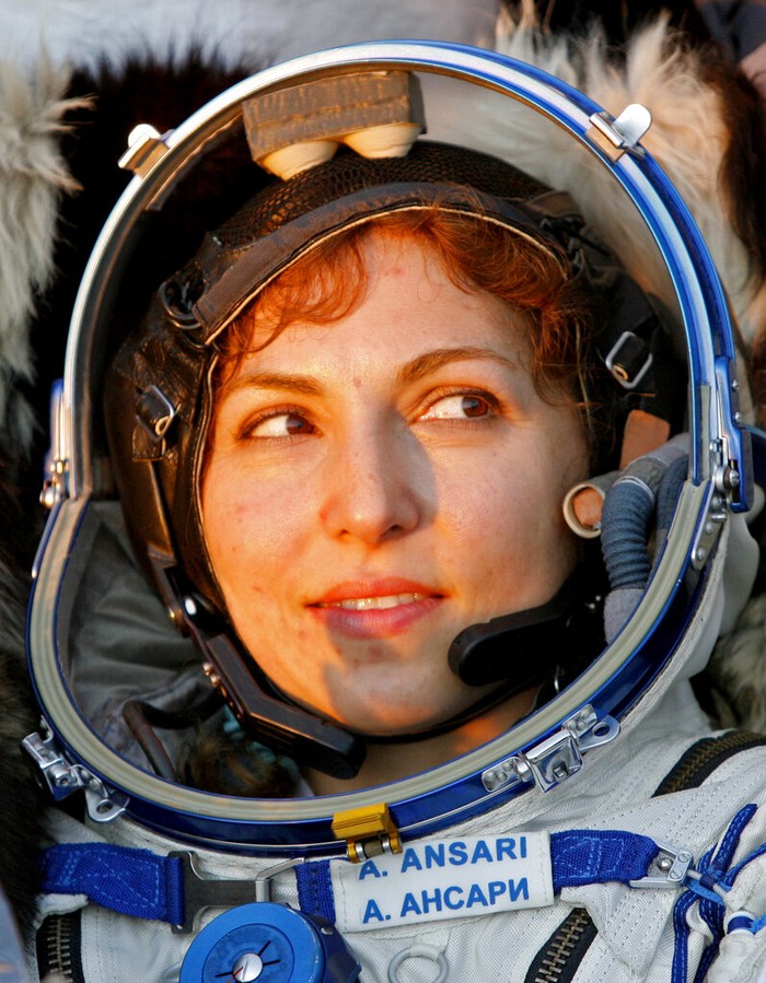 Sosok Wanita Muslim Pertama yang Terbang ke Luar Angkasa U.S. entrepreneur Anousheh Ansari and her husband Hamid smile shortly after landing near the town of Arkalyk, northern Kazakhstan, Friday, Sept. 29, 2006. Soyuz capsule, carrying Russian Pavel Vinogradov, U.S. astronaut Jeffrey Williams and Anousheh Ansari successfully landed in Kazakh steppe. (AP Photo/Misha Japaridze)