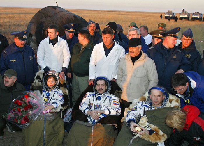 Sosok Wanita Muslim Pertama yang Terbang ke Luar Angkasa U.S. entrepreneur Anousheh Ansari and her husband Hamid smile shortly after landing near the town of Arkalyk, northern Kazakhstan, Friday, Sept. 29, 2006. Soyuz capsule, carrying Russian Pavel Vinogradov, U.S. astronaut Jeffrey Williams and Anousheh Ansari successfully landed in Kazakh steppe. (AP Photo/Misha Japaridze)