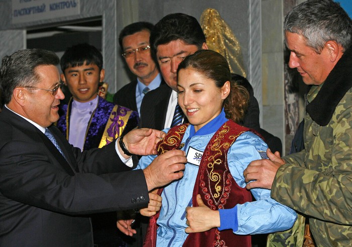 Sosok Wanita Muslim Pertama yang Terbang ke Luar Angkasa U.S. entrepreneur Anousheh Ansari and her husband Hamid smile shortly after landing near the town of Arkalyk, northern Kazakhstan, Friday, Sept. 29, 2006. Soyuz capsule, carrying Russian Pavel Vinogradov, U.S. astronaut Jeffrey Williams and Anousheh Ansari successfully landed in Kazakh steppe. (AP Photo/Misha Japaridze)