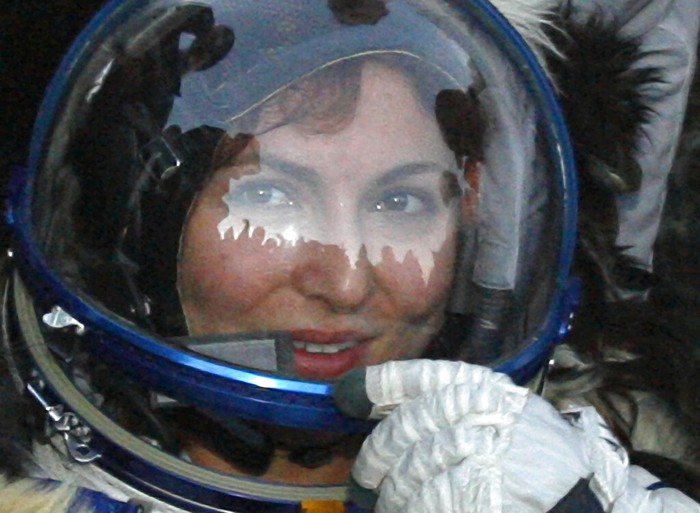 Sosok Wanita Muslim Pertama yang Terbang ke Luar Angkasa U.S. entrepreneur Anousheh Ansari and her husband Hamid smile shortly after landing near the town of Arkalyk, northern Kazakhstan, Friday, Sept. 29, 2006. Soyuz capsule, carrying Russian Pavel Vinogradov, U.S. astronaut Jeffrey Williams and Anousheh Ansari successfully landed in Kazakh steppe. (AP Photo/Misha Japaridze)