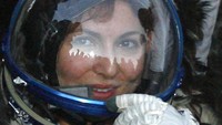 Ansari berpartisipasi dalam penerbangan antariksa melalui Space Adventures, Ltd. Ia membayar sekitar $20 juta untuk perjalanannya. Pada 2006, ia memulai pelatihan penerbangan antariksa di Star City, Rusia. Foto: AP/MISHA JAPARIDZE