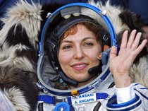 Sosok Wanita Muslim Pertama yang Terbang ke Luar Angkasa