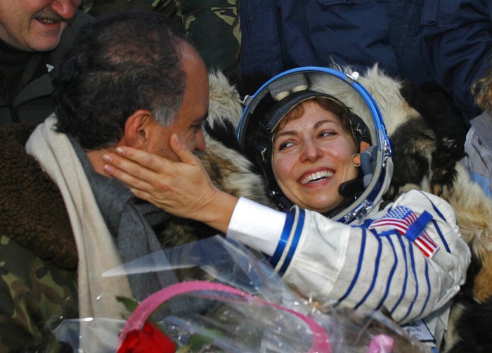 Sosok Wanita Muslim Pertama yang Terbang ke Luar Angkasa U.S. entrepreneur Anousheh Ansari and her husband Hamid smile shortly after landing near the town of Arkalyk, northern Kazakhstan, Friday, Sept. 29, 2006. Soyuz capsule, carrying Russian Pavel Vinogradov, U.S. astronaut Jeffrey Williams and Anousheh Ansari successfully landed in Kazakh steppe. (AP Photo/Misha Japaridze)
