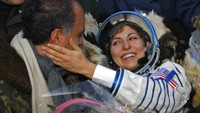 Anousheh Ansari dan suaminya Hamid tersenyum tak lama setelah mendarat di dekat Kota Arkalyk, Kazakhstan utara, Jumat, 29 September 2006. Kapsul Soyuz yang membawa Pavel Vinogradov dari Rusia, astronaut AS Jeffrey Williams dan Anousheh Ansari berhasil mendarat di padang rumput Kazakh. Foto: AP/MISHA JAPARIDZE