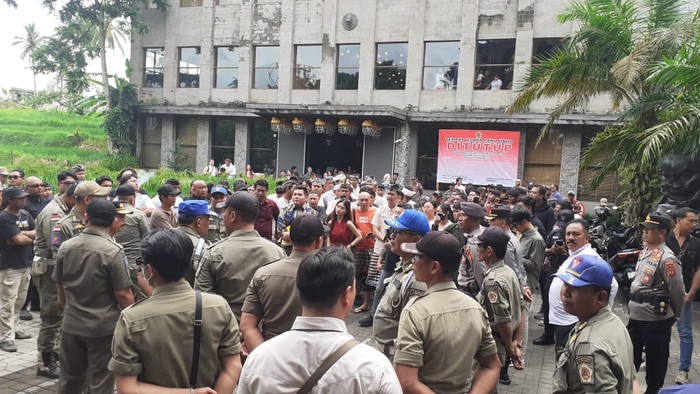 Suasana penutupan PARQ Ubud yang dijuluki Kampung Rusia di Jalan Sriwedari, Tegallalang, Ubud, Gianyar, Bali, Senin (20/1/2025). (Foto: Dok. Pemkab Gianyar)
