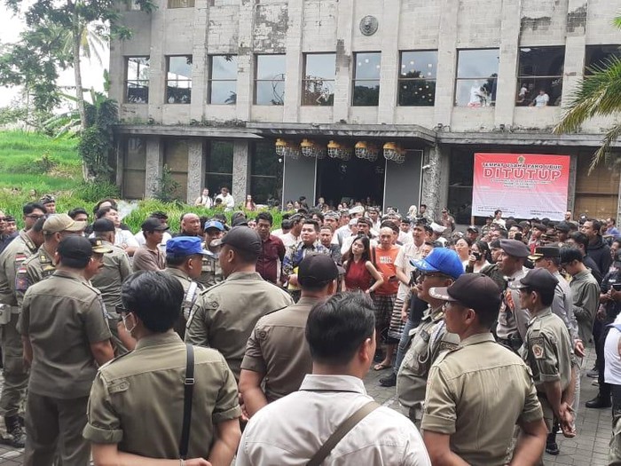 Suasana penutupan PARQ Ubud yang dijuluki Kampung Rusia di Jalan Sriwedari, Tegallalang, Ubud, Gianyar, Bali, Senin (20/1/2025). (Foto: Dok. Pemkab Gianyar)