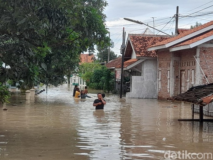 Sungai Pemali meluap, membanjiri sejumlah desa di lima kecamatan di Kabupaten Brebes, Senin (20/1/2025).