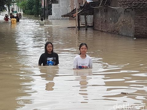 Sungai Pemali meluap, membanjiri sejumlah desa di lima kecamatan di Kabupaten Brebes, Senin (20/1/2025).