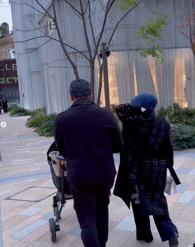 Pergi shopping bareng, Syahrini dan Reino tampil kompak dalam balutan busana berwarna gelap. Sambil berjalan-jalan santai ketiganya terlihat begitu menikmati momen kebersamaan mereka. Foto: Instagram/@princessyahrini