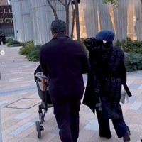 Pergi shopping bareng, Syahrini dan Reino tampil kompak dalam balutan busana berwarna gelap. Sambil berjalan-jalan santai ketiganya terlihat begitu menikmati momen kebersamaan mereka. Foto: Instagram/@princessyahrini