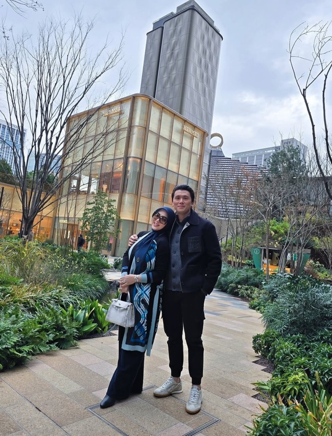 Tak lupa Syahrini juga memamerkan momen mesranya dengan sang suami. Menikah pada 27 Februari 2019, sebentar lagi keduanya akan merayakan anniversary pernikahan yang ke-6. Foto: Instagram/@princessyahrini