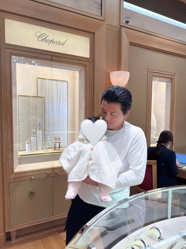 Dalam beberapa foto terlihat Reino yang menggendong putri kecilnya sambil menemani Syahrini berbelanja. Reino dan putrinya itu terlihat kompak mengenakan busana berwarna putih. Sayangnya wajah putri Syahrini dan Reino masih tampak dirahasiakan. Foto: Instagram/@princessyahrini