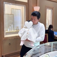 Dalam beberapa foto terlihat Reino yang menggendong putri kecilnya sambil menemani Syahrini berbelanja. Reino dan putrinya itu terlihat kompak mengenakan busana berwarna putih. Sayangnya wajah putri Syahrini dan Reino masih tampak dirahasiakan. Foto: Instagram/@princessyahrini