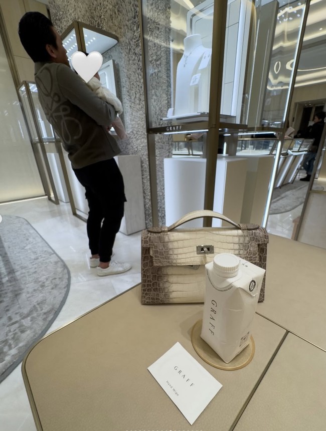 Kunjungi salah satu merek perhiasan mewah asal Inggris yang berbasis di London, Graff Jewellry, Syahrini memamerkan momen saat suami dan anaknya sedang ikut melihat-lihat koleksi perhiasan di sana. Tak hanya itu saja, ia juga memamerkan tas mewah dari merek Hermes yang dimilikinya. Foto: Instagram/@princessyahrini