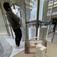 Kunjungi salah satu merek perhiasan mewah asal Inggris yang berbasis di London, Graff Jewellry, Syahrini memamerkan momen saat suami dan anaknya sedang ikut melihat-lihat koleksi perhiasan di sana. Tak hanya itu saja, ia juga memamerkan tas mewah dari merek Hermes yang dimilikinya. Foto: Instagram/@princessyahrini