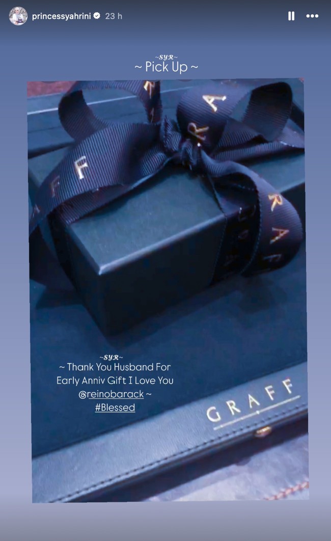 Rupanya salah satu tujuan shopping ialah untuk memberikan kado anniversary pernikahan untuk Syahrini. Dalam salah satu unggahan Instagramnya Syahrini mengucapkan terima kasih kepada suaminya karena telah memberikan lebih dulu hadiah anniversary pernikahan mereka. Thank You Husband For Early Anniv Gift I Love You, tulis Syahrini. Foto: Instagram/@princessyahrini