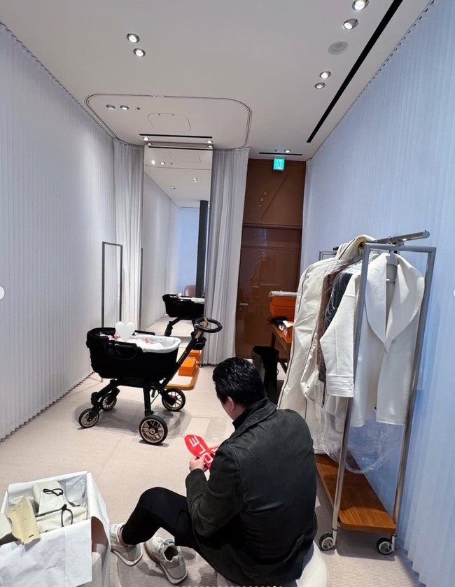 Tak hanya Syahrini, Reino juga terlihat ikut berbelanja. Seperti dalam foto, suami Syahrini itu tampak menjajal sepatu yang ingin dibelinya. Foto: Instagram/@princessyahrini