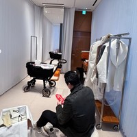 Tak hanya Syahrini, Reino juga terlihat ikut berbelanja. Seperti dalam foto, suami Syahrini itu tampak menjajal sepatu yang ingin dibelinya. Foto: Instagram/@princessyahrini