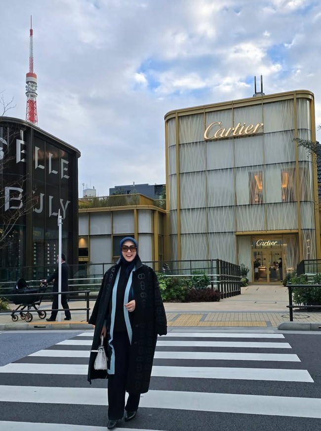 Syahrini juga tampak asik berfoto di jalanan Jepang. Seperti dalam foto, lihat saja gayanya saat menyebrang jalan. Foto: Instagram/@princessyahrini