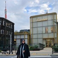 Syahrini juga tampak asik berfoto di jalanan Jepang. Seperti dalam foto, lihat saja gayanya saat menyebrang jalan. Foto: Instagram/@princessyahrini