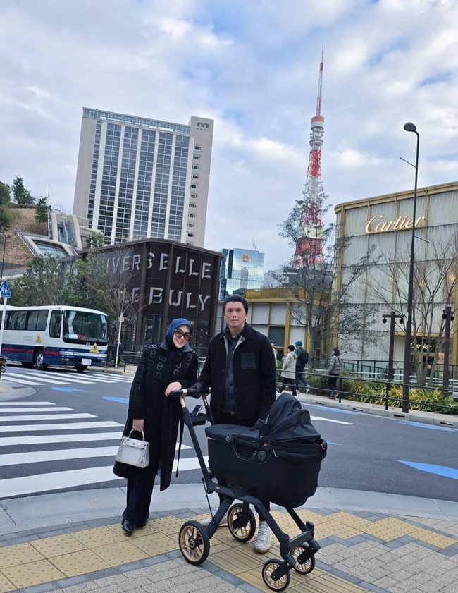 Syahrini bersama suami dan anaknya saat ini diketahui tengah berada di Jepang. Tak hanya sekedar jalan-jalan, selama di sana ketiganya juga terlihat pergi berbelanja bersama. Foto: Instagram/@princessyahrini