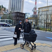 Syahrini bersama suami dan anaknya saat ini diketahui tengah berada di Jepang. Tak hanya sekedar jalan-jalan, selama di sana ketiganya juga terlihat pergi berbelanja bersama. Foto: Instagram/@princessyahrini