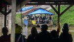 Tak Ada Jembatan, Masyarakat Seberangi Sungai Pakai Perahu Eretan