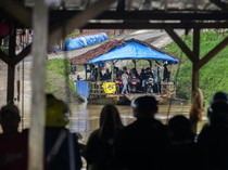 Tak Ada Jembatan, Masyarakat Seberangi Sungai Pakai Perahu Eretan
