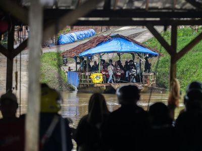 Tak Ada Jembatan, Masyarakat Seberangi Sungai Pakai Perahu Eretan