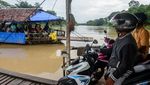 Tak Ada Jembatan, Masyarakat Seberangi Sungai Pakai Perahu Eretan