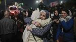 Tangis Bahagia 90 Tahanan Palestina Usai Dilepas Israel