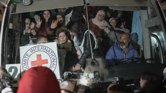 Tangis Bahagia 90 Tahanan Palestina Usai Dilepas Israel Palestinian female prisoners wave from inside a bus as they arrive in the West Bank city of Beitunia, early Monday, Jan. 20, 2025. (AP Photo/Leo Correa)